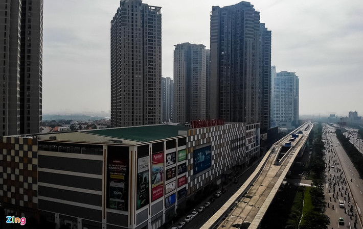 Tại Masteri Thảo Điền có trung tâm mua sắm Vincom Mega Mall với 5 tầng nổi và 3 tầng hầm, bao gồm các khu vực chính như các gian hàng thời trang, khu ẩm thực, siêu thị, rạp chiếu phim... Trung tâm thương mại này cũng là nơi thu hút lượng lớn người ra vào mỗi ngày.