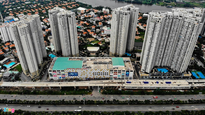 Masteri Thảo Điền gồm 4 block chung cư đôi, cao 41-45 tầng và một block đơn cao 44 tầng với hơn 3.000 căn hộ.