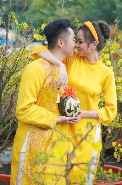 Vợ chồng Diễm Hương quen nhau 5 năm trước. Trong khi Thanh Duy yêu đơn phương, mỗi năm lấy can đảm một, hai lần vào bắt chuyện trên Facebook, Diễm Hương không để ý đến sự xuất hiện của chàng trai kém cô 2 tuổi.