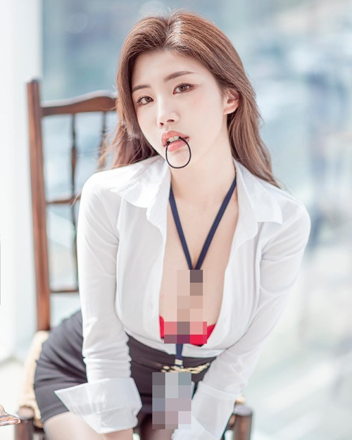 Trong tạo hình cô nàng công sở, Yebin cố ý cởi cúc áo khoe nội y.