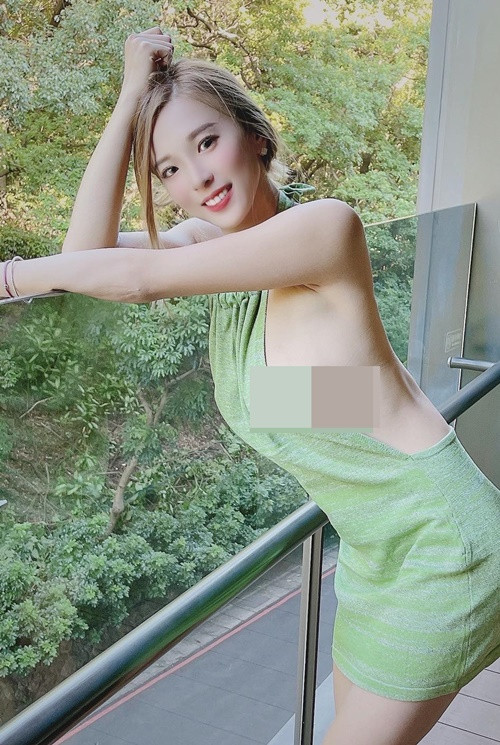 Hot girl xinh đẹp gây chú ý khi mặc “thả rông” vòng một đi muôn nơi.