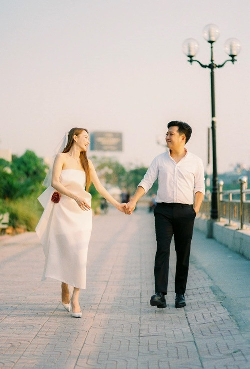 Trong cuộc phỏng vấn với Phụ Nữ Số dịp Tết Nguyên đán 2024, cặp đôi chia sẻ về hôn nhân. Theo Nhã Phương, nhờ chồng, cô mới có thêm thời gian chăm sóc bản thân, tập luyện, đi spa. Ảnh: FBNV.