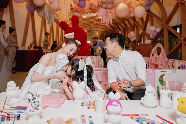 Trường Giang bày tỏ, giống như nhiều gia đình khác, gia đình anh sống và dạy cho con biết yêu thương, chia sẻ với những người xung quanh, chỉ vậy thôi chứ không có gì to tát. Ảnh: FBNV.