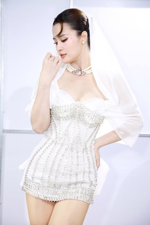 Để giấu bụng bầu bắt đầu nhô cao, Đông Nhi diện trang phục không quá bó sát.