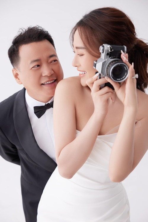 Vợ chồng nữ diễn viên phim Hương vị tình thân ngày càng hạnh phúc. Ảnh: FBNV.