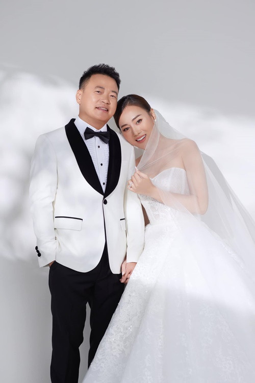 Phương Oanh - Shark Bình đã chụp ảnh cưới cho hôn lễ vào tháng 11/2023. Tuy nhiên, sau đó vì mang bầu đôi, nữ diễn viên hoãn cưới. Mới đây, Phương Oanh chia sẻ bộ ảnh cưới. Ảnh: FBNV.