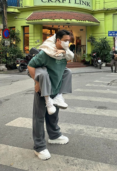 Trấn Thành là một trong những quý ông chiều vợ nhất showbiz Việt. Mới đây, anh vừa tập thể dục vừa cõng Hari Won giữa phố. Ảnh: FBNV.