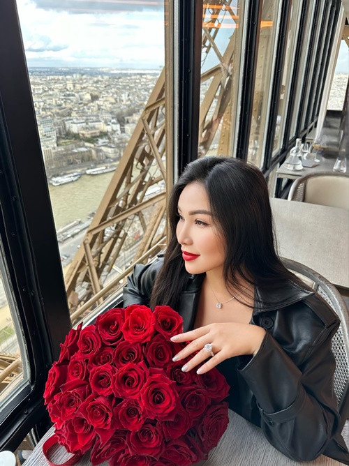 Chân dài nhận lời cầu hôn từ nửa kia.