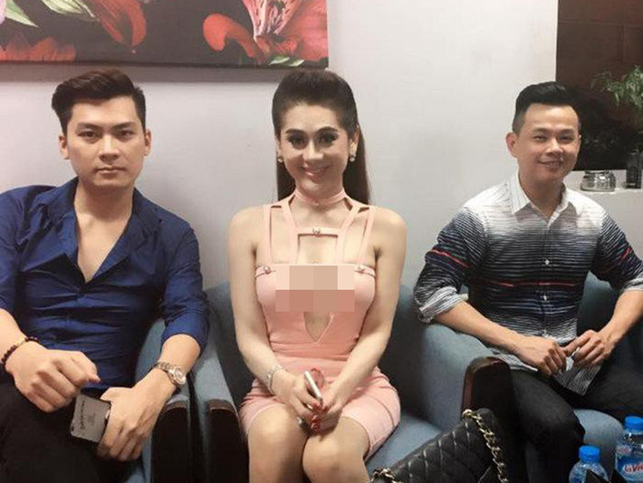Lâm Khánh Chi chia tay Kenny Khánh dù cả hai từng tính đến chuyện làm đám cưới. Sau đó, cô gặp và yêu người chồng hiện tại Phi Hùng. Về mối quan hệ với Kenny Khánh, Lâm Khánh Chi coi tình cũ là tri kỷ.