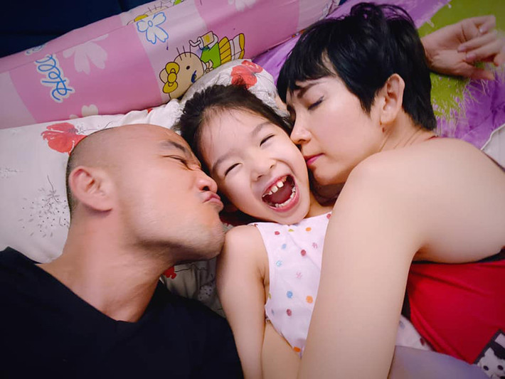Một số người đặt nghi vấn có lẽ Xuân Lan thường xuyên nhận được những bình luận "cha dượng" khi nói về gia đình của cô.