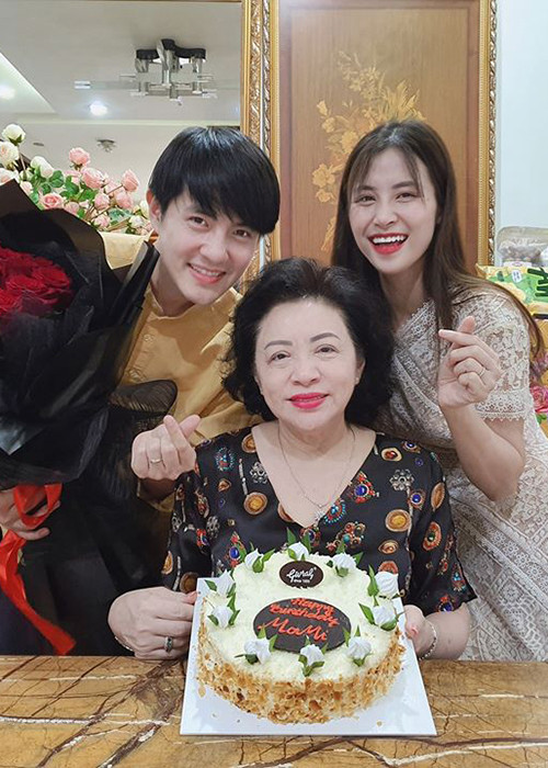 Mối quan hệ giữa Đông Nhi với gia đình chồng vẫn tốt đẹp. Gần đây, cô khoe ảnh mừng sinh nhật mẹ chồng.