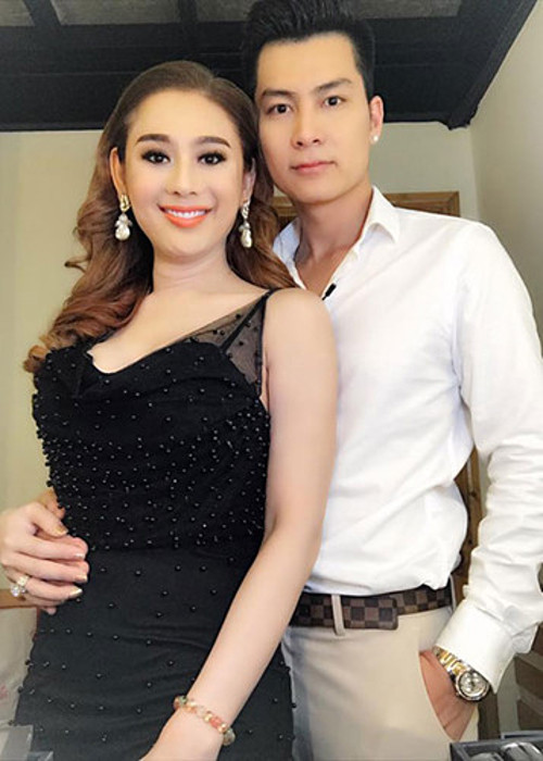 Nữ ca sĩ chuyển giới chia sẻ, do uống thuốc giảm đau quá liều nên cô bị co giật.