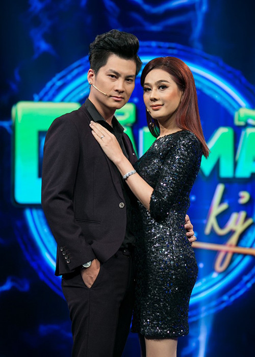 Trong một chương trình, Phi Hùng cho biết, vợ phải trải qua nhiều cuộc phẫu thuật, sức khỏe không còn như trước nên anh phải bắt cô ăn sáng, các bữa ăn khác phải giảm tinh bột.