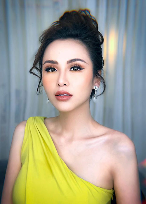 Bà mẹ một con quyến rũ với đầm lệch vai.