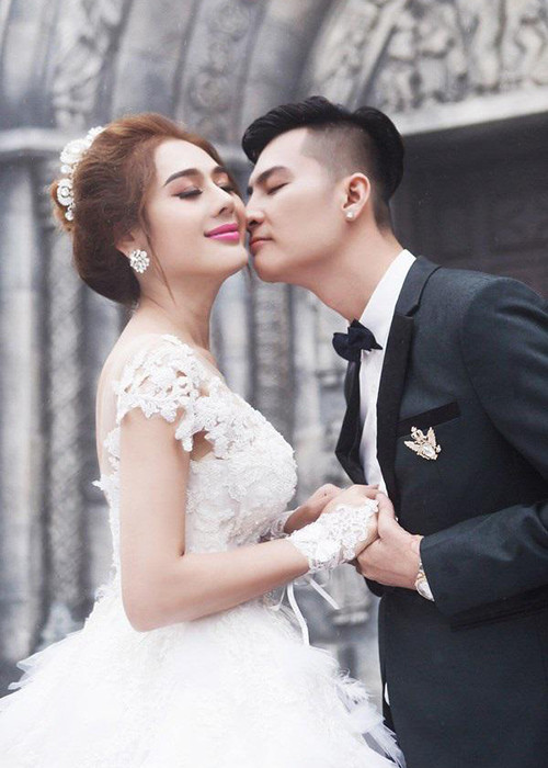 Mới đây, Lâm Khánh Chi xác nhận thông tin dọn về nhà bố mẹ đẻ, không còn sống chung với ông xã kém tuổi Phi Hùng. Trước đó, cặp đôi có hạnh phúc vô cùng viên mãn.