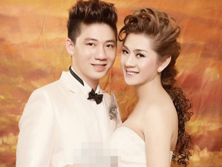 Trước khi gắn bó với Phi Hùng, Lâm Khánh Chi 2 lần cưới hụt. Năm 2013, cô công khai hẹn hò Nguyễn Cường. Đến năm 2014, nữ ca sĩ bất ngờ chia tay bạn trai kém 11 tuổi.
