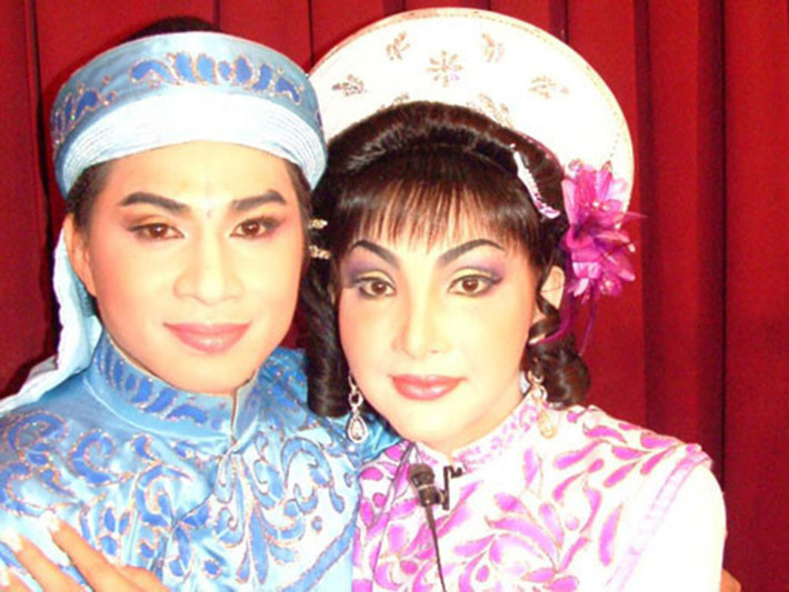 Chuyển giới giống Lâm Khánh Chi, Cát Tuyền gặp và yêu Chinh Nhân. Năm 2008, cặp đôi làm đám cưới. Chinh Nhân sau đó bị mẹ đưa đi Mỹ. Khi Cát Tuyền qua Mỹ tìm chồng, bà lại đưa anh về Việt Nam. Cuối cùng, Cát Tuyền quyết định chia tay. Năm 2009, Cát Tuyền kết hôn lần 2. Tuy nhiên, đến năm 2013, cô quyết định chia tay vì chồng chỉ muốn cô theo kinh doanh. Ảnh: Ngôi sao