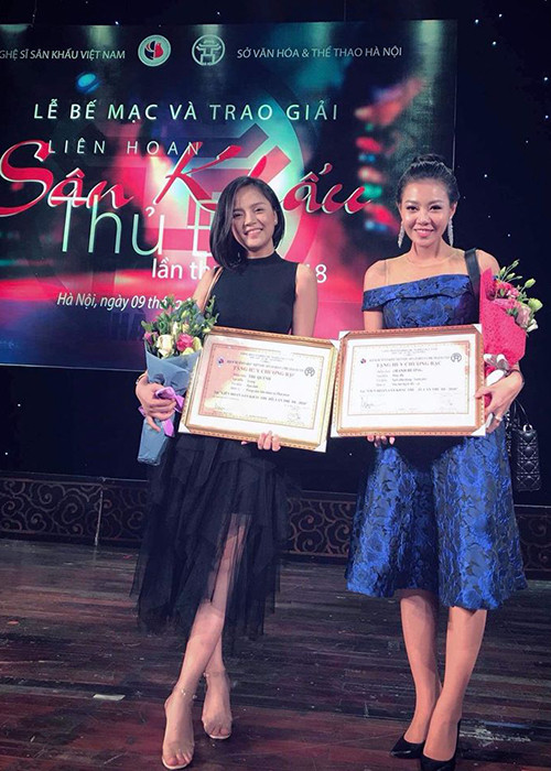 Chia sẻ hình ảnh đoạt giải về diễn xuất cùng Thanh Hương, Thu Quỳnh từng bày tỏ: "Chúng ta đã cùng nhau làm nghề nghiêm túc và đầy nhiệt huyết".