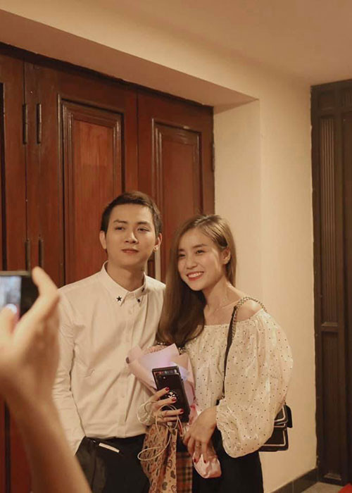 Khi còn đi diễn, nam ca sĩ thường xuyên được bà xã tháp tùng.