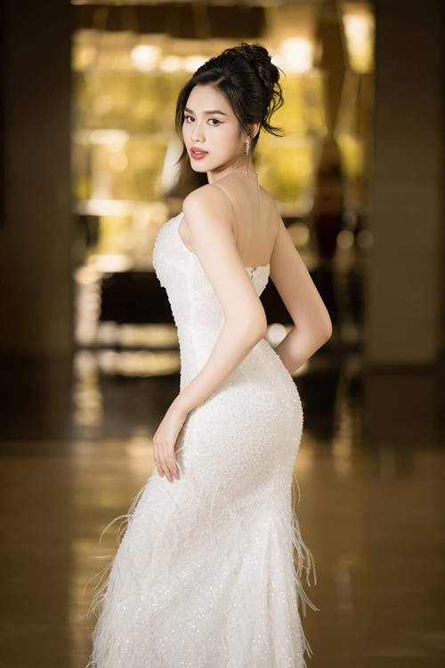 "Nếu có sự chắc chắn về tình cảm hay những tính toán xa hơn trong tương lai, nhất định tôi sẽ chia sẻ với mọi người", nàng hậu chia sẻ.