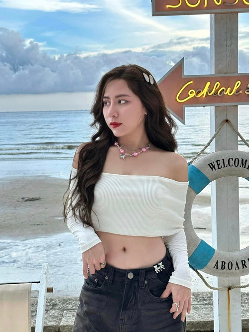 Tín Nguyễn gợi cảm, trẻ trung khi đi du lịch.