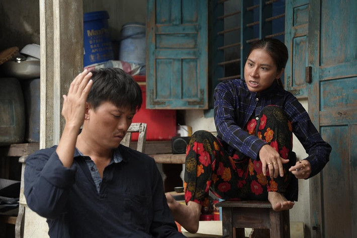 Để phù hợp với tạo hình người phụ nữ miền biển, từng sinh nở, Tín Nguyễn tăng cân, nhuộm da, thay đổi màu tóc.