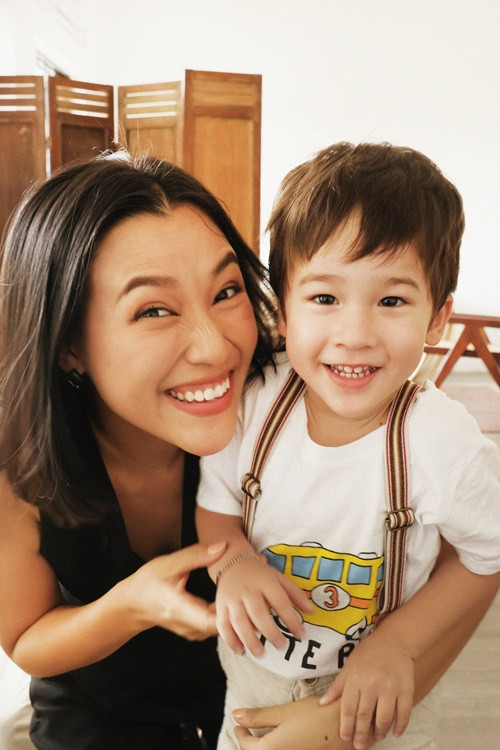 Hoàng Oanh vẫn thoải mái hội ngộ chồng cũ vì con trai.