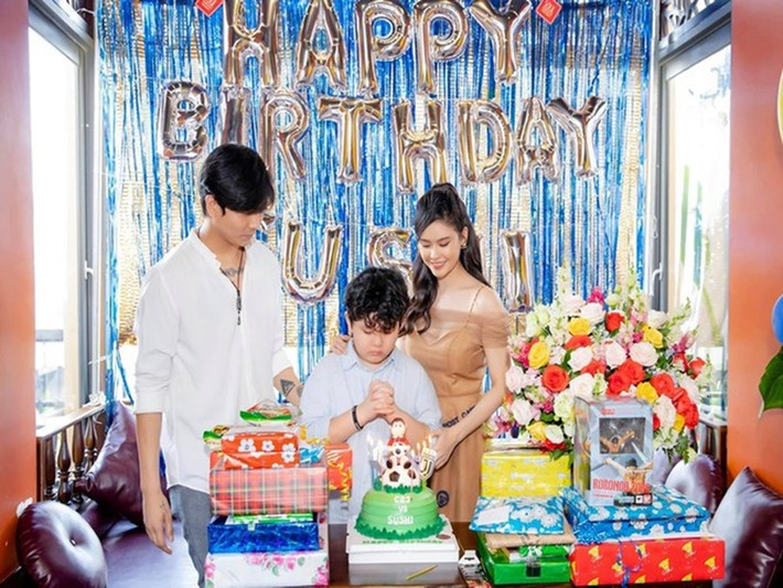 Trương Quỳnh Anh từng chia sẻ, cô và chồng cũ luôn muốn con trai có thể thoải mái đi chơi cùng ba mẹ nhưng vì mối quan hệ hậu ly hôn giữa cô và chồng cũ bị dư luận quá chú ý nên cả ba ít xuất hiện bên nhau như trước.