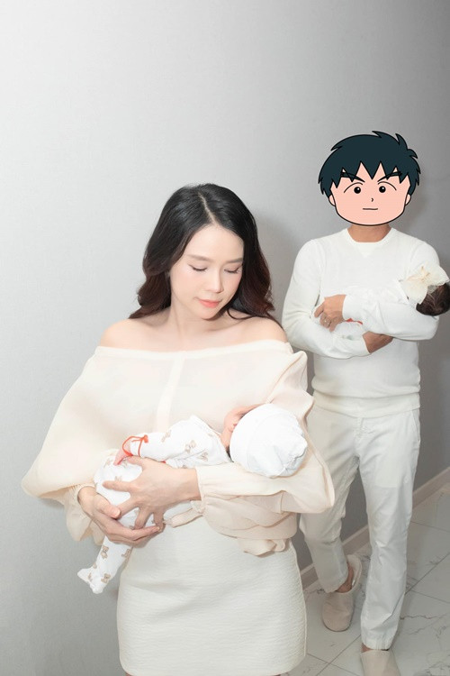 Vợ chồng Sam tổ chức tiệc đầy tháng cho cặp song sinh.