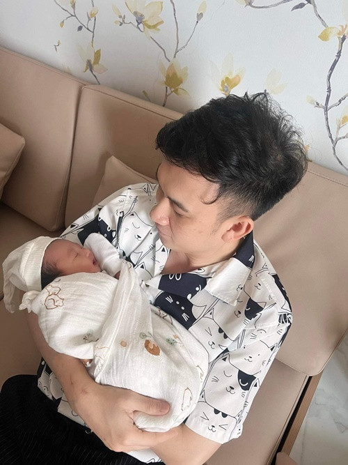 Một số đồng nghiệp thân thiết chia sẻ về việc Bảo Anh có con. Dương Triệu Vũ là một trong số đó. Nam ca sĩ cho biết, khi nghe mong muốn có con của Bảo Anh, Dương Triệu Vũ cho rằng điều này không nên vì ảnh hưởng tới công việc, tình yêu. Tuy nhiên, nghe lý do Bảo Anh có quyết định này, nam ca sĩ chỉ biết im lặng.