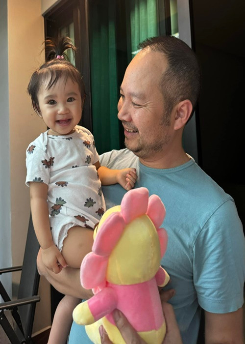 Ông bầu Thomas Tâm Nguyễn - chồng ca sĩ Hồng Ngọc cũng chia sẻ về việc làm mẹ của Bảo Anh. “Hồi xưa Bảo Anh qua Mỹ diễn hay thích tung tăng chỗ này chỗ kia… đi diễn lâu lâu cũng được…. Từ ngày có Misumi thì cũng rất thích tung tăng, nhưng chỉ đi tìm mua đồ cho con rồi vội vàng bay về với con”, chồng Hồng Ngọc kể.