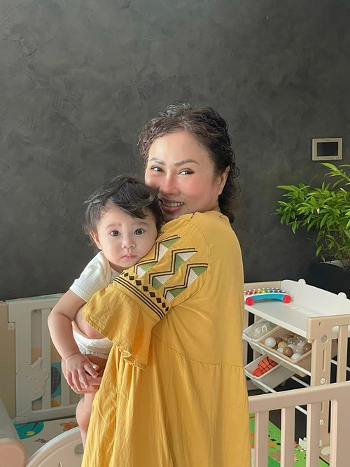 Bảo Anh được mẹ ruột hỗ trợ chăm sóc con gái.