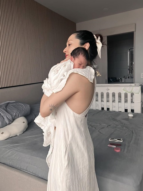 Bảo Anh có con gái hơn 1 năm trước nhưng gần đây mới xác nhận tin vui. Trong ảnh, con gái Bảo Anh ngủ ngoan trên vai mẹ lúc 5 ngày tuổi.