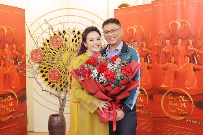 Vợ chồng Tân Nhàn hiện tại có một cậu con trai chung. Ảnh: FBNV.