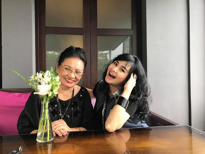 Nghệ sĩ Thanh Hương nghĩ rằng Thanh Lam thừa hưởng tinh thần cầu thị của bà. Nữ nghệ sĩ cho biết, hiện tại, dù gần 80 tuổi nhưng bà luôn cập nhật mọi thông tin, xu hướng để tiến bộ với thời đại. Ảnh: Gia đình Việt Nam
