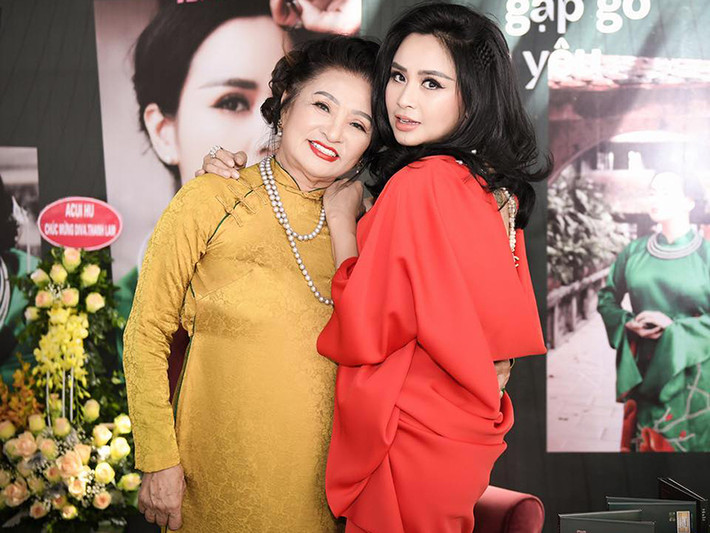 Mới đây, trên Gia đình & Xã hội, nghệ sĩ Thanh Hương cho biết, bà cảm thấy vui vẻ khi lui về làm hậu phương vững chắc, hy sinh tất cả để chồng con nổi tiếng. Mẹ đẻ của Thanh Lam nói thêm bà đã chứng kiến tất cả những khó khăn của Thanh Lam và hiểu con xứng đáng với vị trí nghệ thuật hiện tại. Ảnh: FBNV