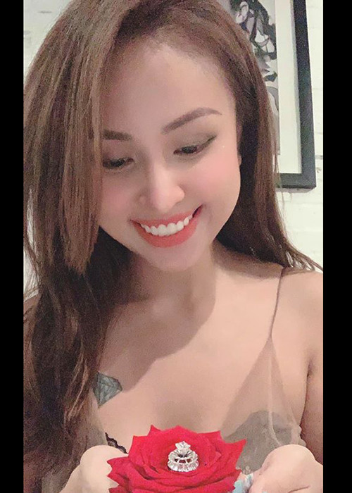 Mới đây, nữ MC sinh năm 1985 được bạn trai cầu hôn. Chia sẻ với iOne, Vân Hugo cho biết, cô chuẩn bị làm đám cưới.