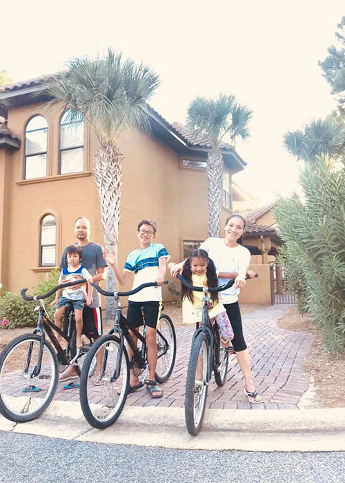 Chồng của Hồng Ngọc chia sẻ, anh biết vợ thích ngôi nhà ở Destin, Florida nên cố gắng để nhận nhà trước dịp sinh nhật. Theo ông bầu, ngôi nhà có được từ mồ hôi nước mắt của vợ, còn anh chỉ giỏi biết cách sinh lợi tiền của vợ làm ra.