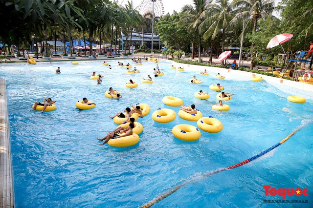 Ghi nhận của phóng viên trong buổi chiều ngày mở cửa , lượng khách tại đây tương đối ổn định, người dân đến rải rác chứ không đông dồn dập như mọi năm.