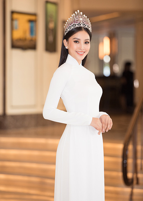 Trần Tiểu Vy đóng vai trò đại sứ Hoa hậu Việt Nam 2020 và trao lại vương miện cho người kế nhiệm.