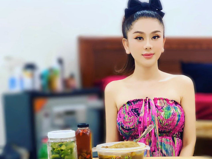 Gần đây, Lâm Khánh Chi liên tục đăng tải hình ảnh trẻ trung nhưng không kém phần gợi cảm của mình.