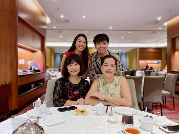 Á hậu Thúy Vân và doanh nhân Nhật Vũ đang hẹn hò. Mới đây, nhân Ngày của mẹ, cặp đôi đưa hai người mẹ của mình đi ăn.