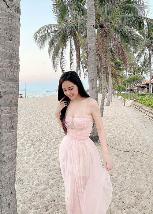 Trên trang cá nhân, Hoa hậu Mai Phương Thúy vừa đăng tải hình ảnh diện đầm hồng cúp ngực gợi cảm trên bãi biển.