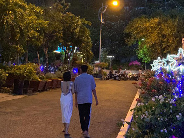 Cặp đôi lệch tuổi bên nhau không rời trong cuộc sống và công việc.