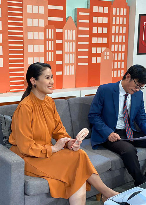 2 nghệ sĩ Thân Thúy Hà và Công Ninh ghi hình cho show mới. "Hai anh em tui đi kiếm sữa cho con", bà mẹ hai con chia sẻ.