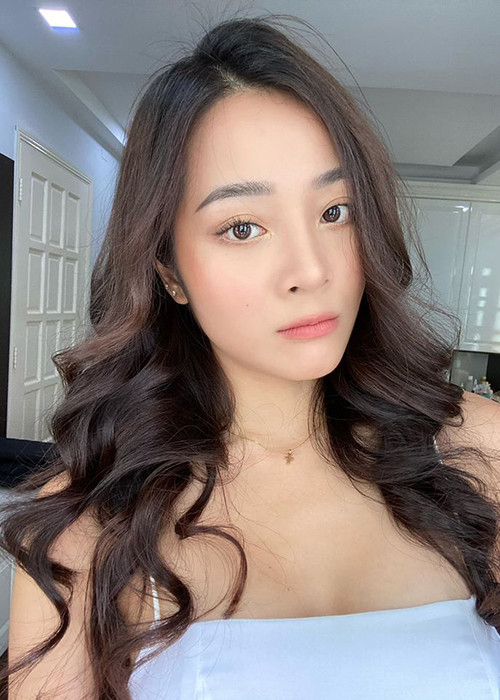 9X đã tốt nghiệp chuyên ngành đạo diễn sân khấu nhưng theo đuổi công việc làm người mẫu, diễn viên.