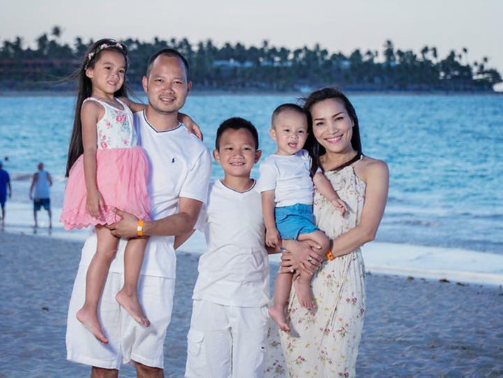 Nữ ca sĩ Hồng Ngọc kết hôn với ông bầu Thomas Tâm. Cặp đôi có 3 con chung: bé trai Chấn Hưng 12 tuổi, bé gái Hồng Ân 8 tuổi và bé út Jacob.