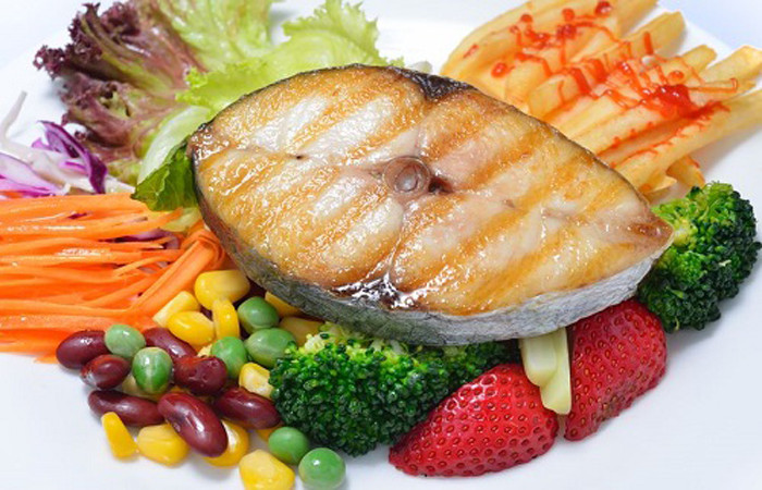 Cá là một nguồn tuyệt vời của axit béo omega-3. Trong khi có một số loại thực phẩm có thể làm tăng tình trạng viêm trong cơ thể thì các axit béo omega-3 lại có thể làm giảm viêm và ngăn chặn việc sản xuất các enzym làm xói mòn sụn.