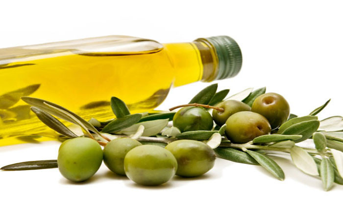 Dầu ô liu chứa chất béo không bão hòa đơn và oleocanthal có lợi cho tim. Hợp chất phenolic tự nhiên này có tính chất tương tự như thuốc chống viêm. Oleocanthal làm suy giảm việc sản sinh ra các enzym gây viêm. Dầu ô liu rất hữu hiệu trong việc khắc phục chứng viêm xương khớp, thấp khớp.