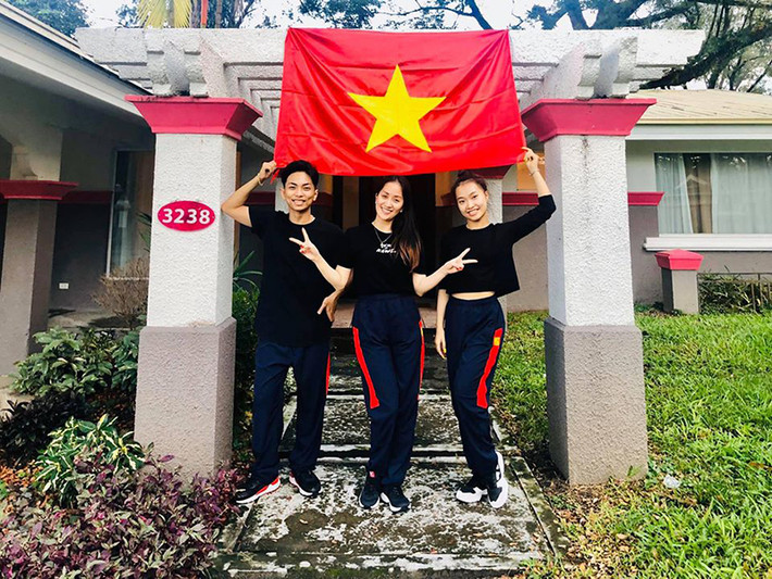 Khánh Thi là cô giáo, bạn nhảy đồng thời là bà xã của Phan Hiển.